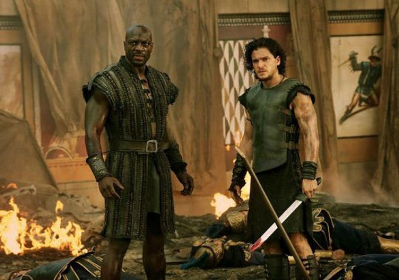Adewale Akinnuoye-Agbaje y Kit Harington en Pompeya