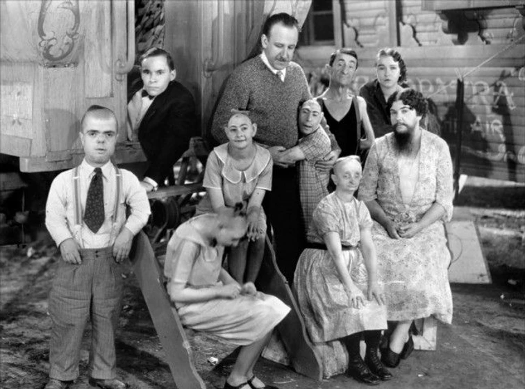 Tod Browning en la-parada-de-los-monstruos (Tod Browning con sus actores)