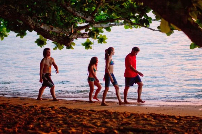 George Clooney, Shailene Woodley, Amara Miller y Nick Krause en los-descendientes