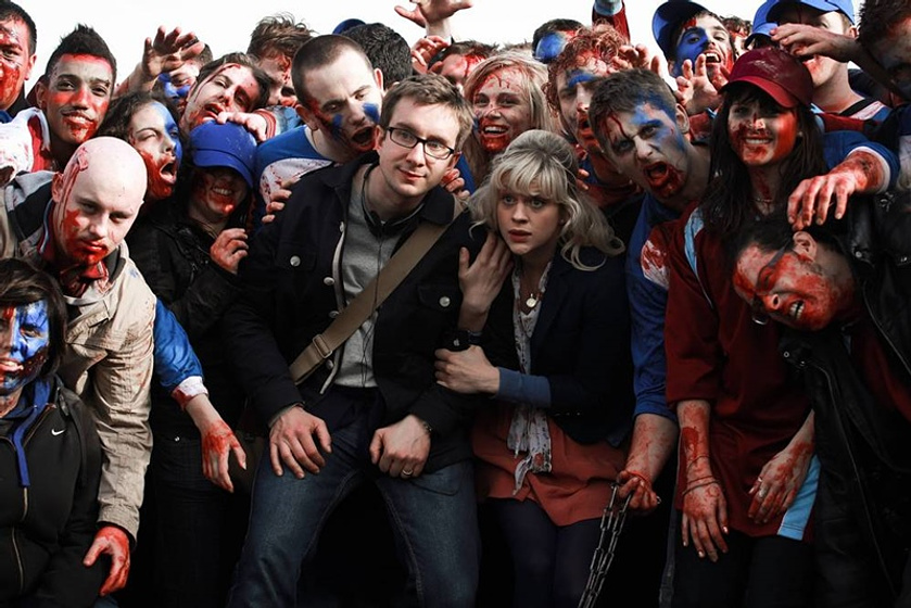 Georgia King y Matthias Hoene en Invasión Zombie