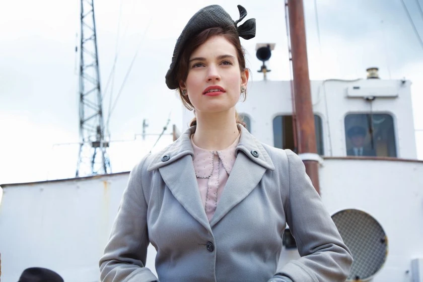 Lily James en la-sociedad-literaria-y-el-pastel-de-piel-de-patata