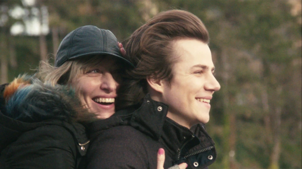 Valeria Bruni Tedeschi y Félix Lefebvre en somewhere-in-love