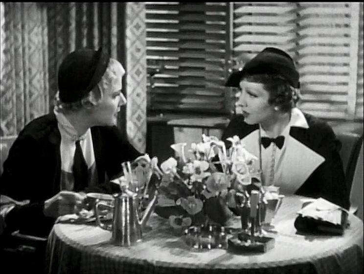 Claudette Colbert y Jean Dixon en sucedio-una-vez