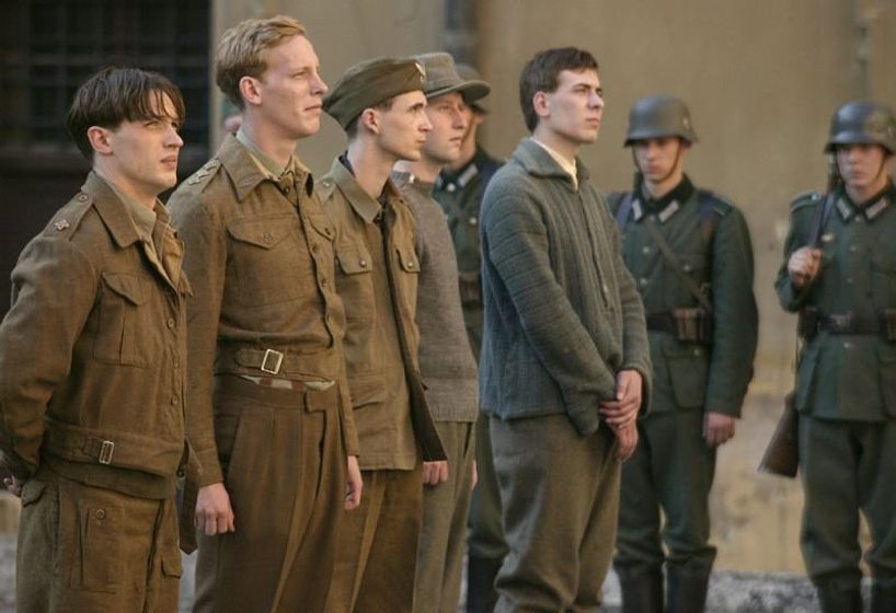 Laurence Fox y Tom Hardy en Fuga de Colditz