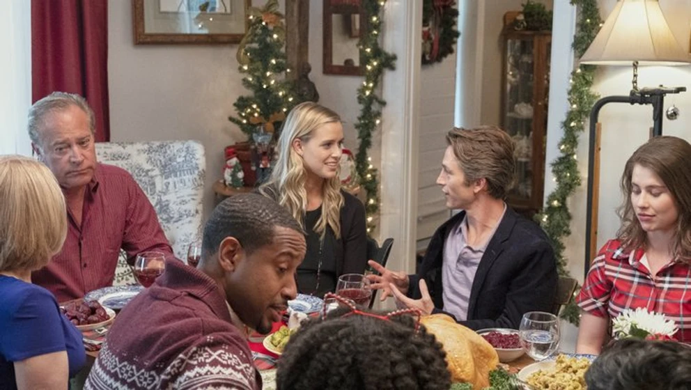 Lily Anne Harrison y John James en campamento-de-navidad
