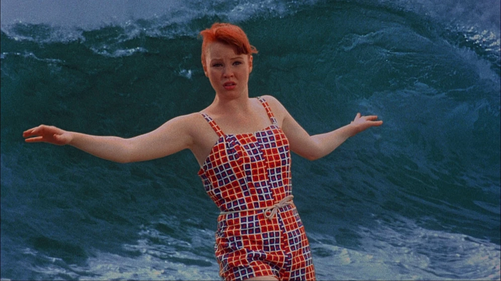 Lauren Ambrose en psycho-beach-party