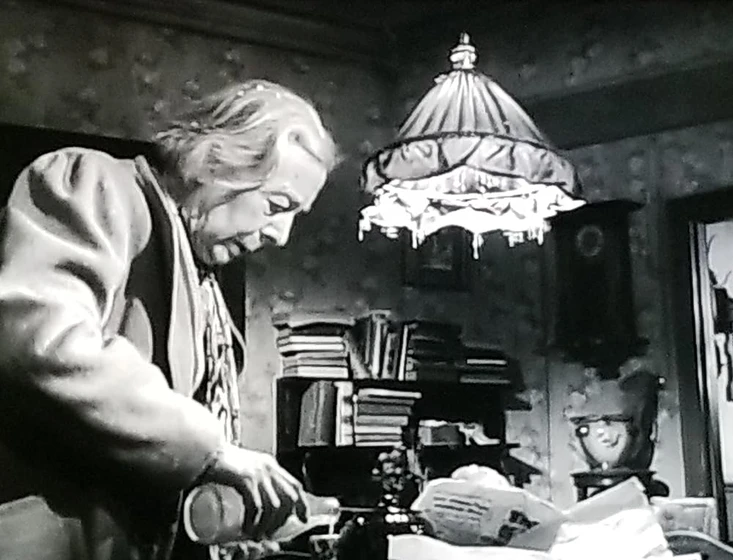 Edith Evans en the-whisperers