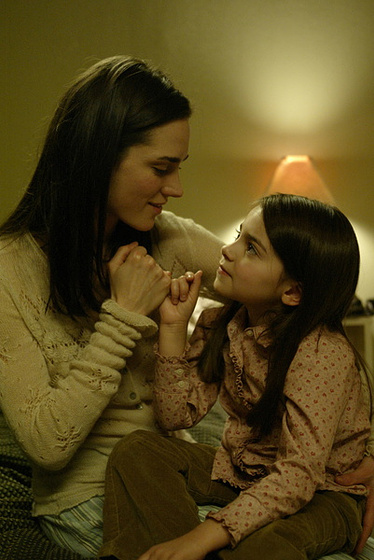 Jennifer Connelly y Ariel Gade en Dark Water (La Huella)