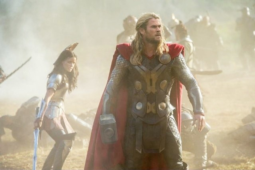 Jaimie Alexander y Chris Hemsworth en Thor. El Mundo Oscuro