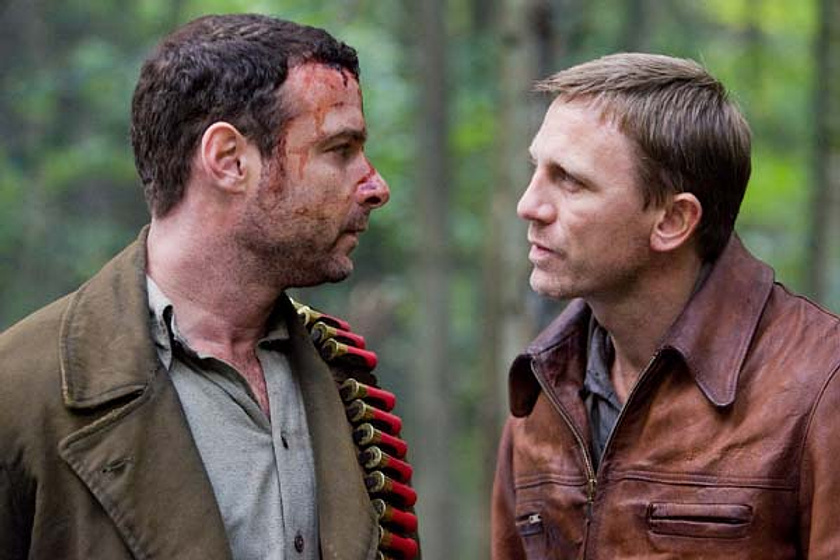 Daniel Craig y Liev Schreiber en Resistencia