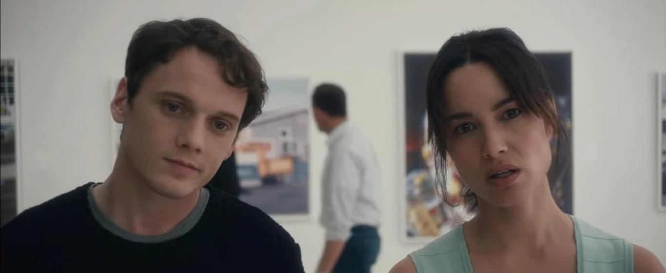Anton Yelchin y Bérénice Marlohe en amantes-de-5-a-7