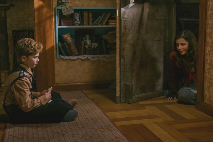 Thomasin McKenzie y Roman Griffin Davis en jojo-rabbit