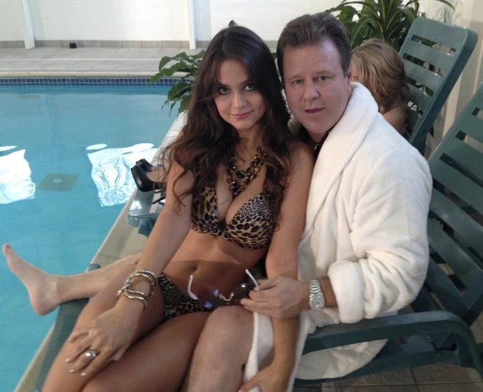 Barry Ratcliffe y LeAnn England en piranha-sharks