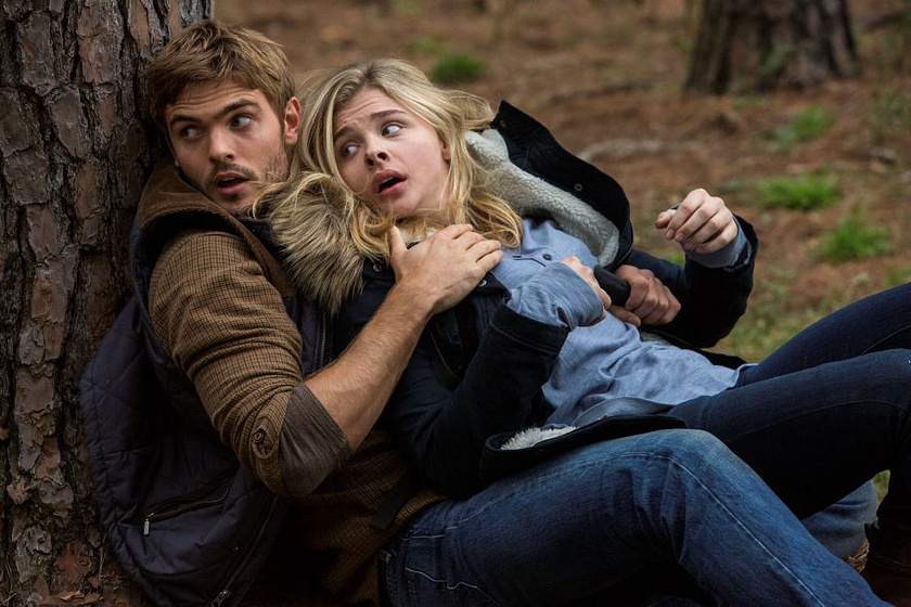 Chloë Grace Moretz y Alex Roe en La Quinta Ola
