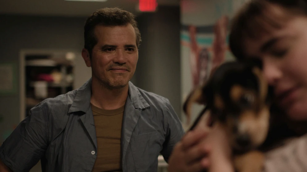 John Leguizamo y Barbie Ferreira en un-like-de-bob-trevino