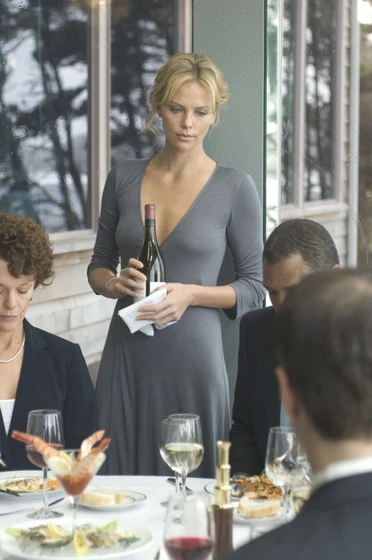 Charlize Theron en lejos-de-la-tierra-quemada