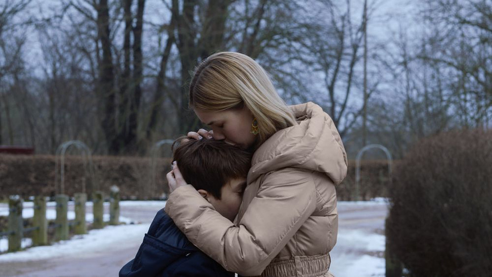 Birgitte Hjort Sørensen y Sofus Rønnov en Alguien a quien amar