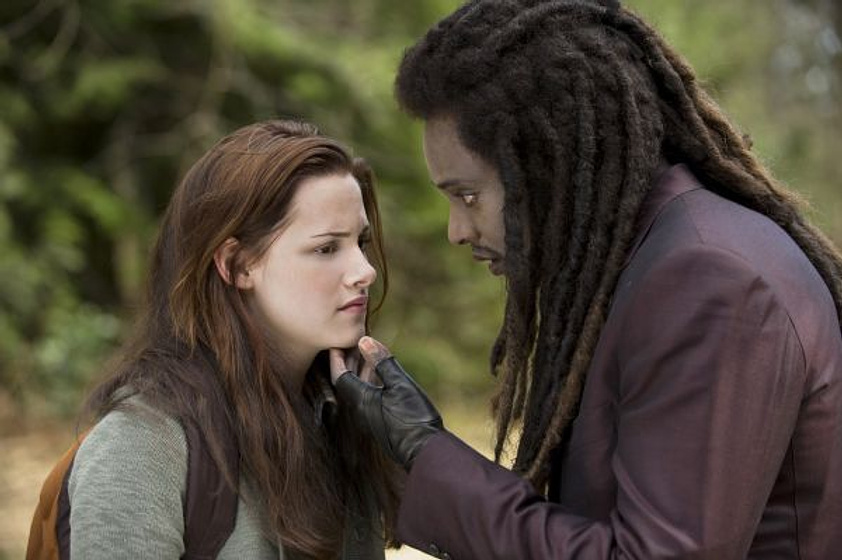 Kristen Stewart y Edi Gathegi en La Saga Crepúsculo: Luna Nueva