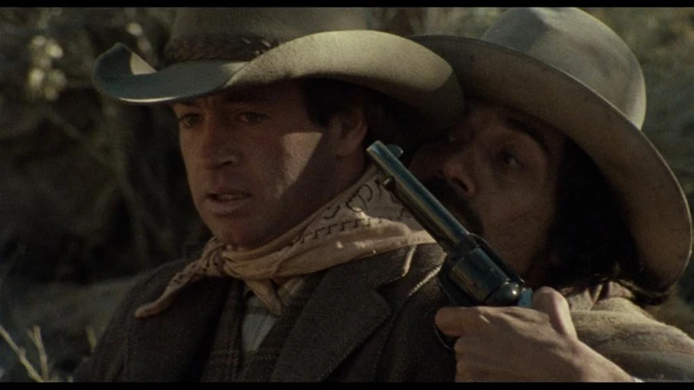Edward James Olmos y Alan Vint en persecucion-en-texas