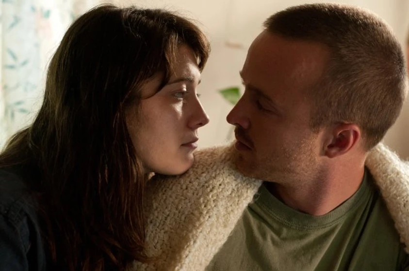 Mary Elizabeth Winstead y Aaron Paul en smashed