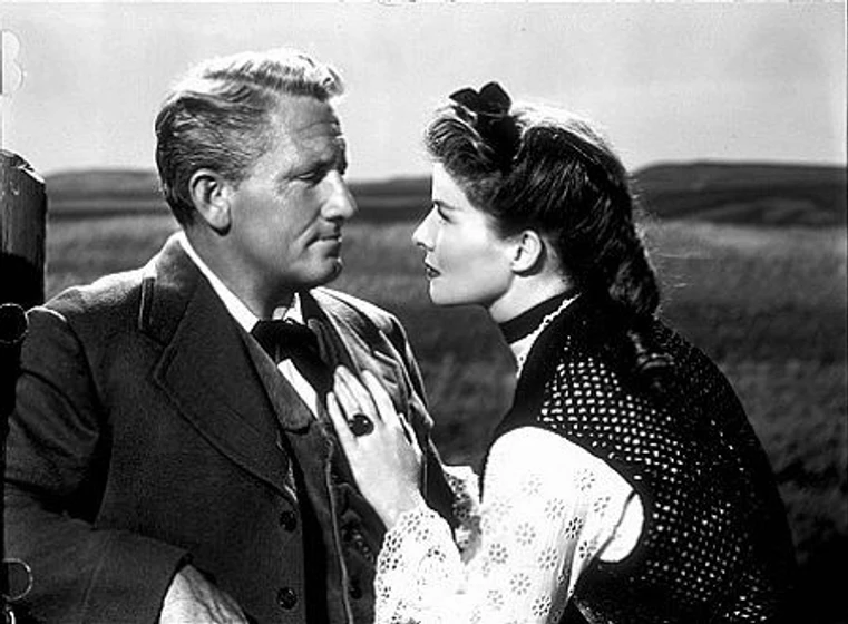 Spencer Tracy [I] y Katharine Hepburn en mar-de-hierba