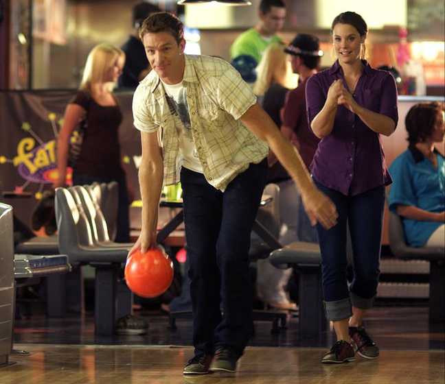 Ashley Williams y Nick Zano en Aroma y Sensibilidad