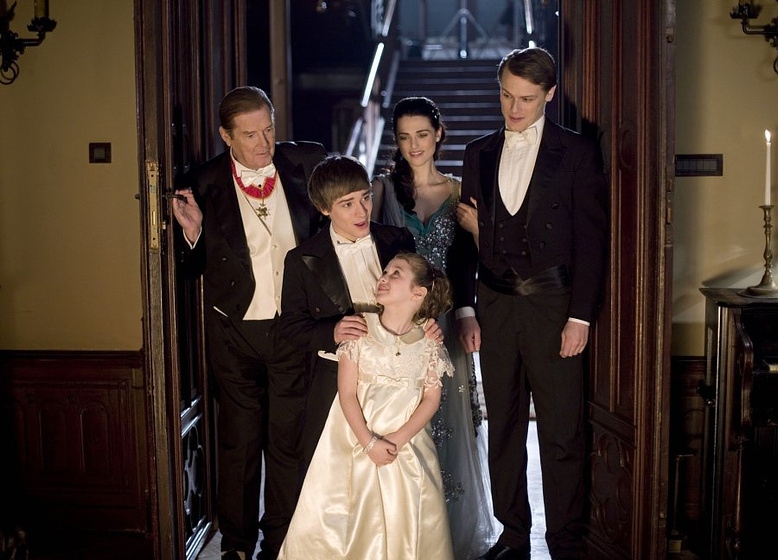 Roger Moore, Katie McGrath, Sam Heughan, Travis Turner y Leilah de Meza en La Princesa de Castlebury Hall