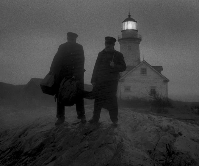 Willem Dafoe y Robert Pattinson en el-faro-2019