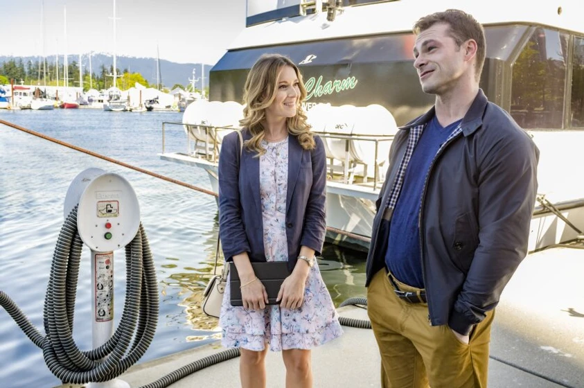 Shawn Roberts y Alexa PenaVega en emparejada