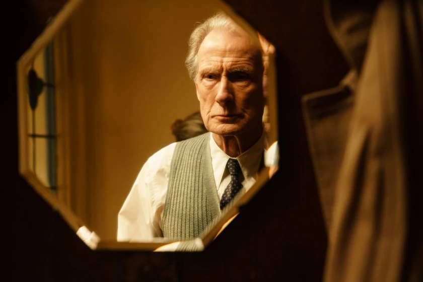 Bill Nighy en living