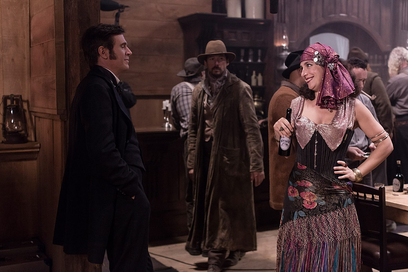 Jack Davenport, Cohen Holloway y Emily Corcoran en Buscando Venganza