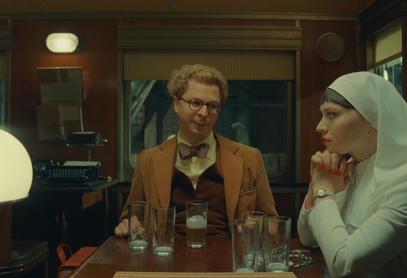 Michael Cera y Mia Threapleton en la-trama-fenicia