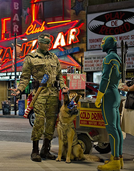 Jim Carrey y Aaron Taylor-Johnson en Kick-Ass 2, con un par