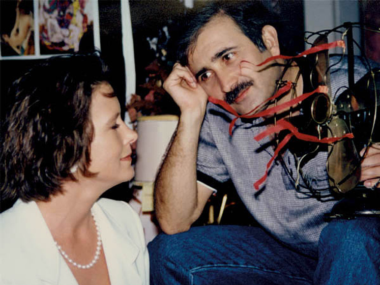 Lakis Lazopoulos y Meredyth Herold en The Girl with the Suitcases