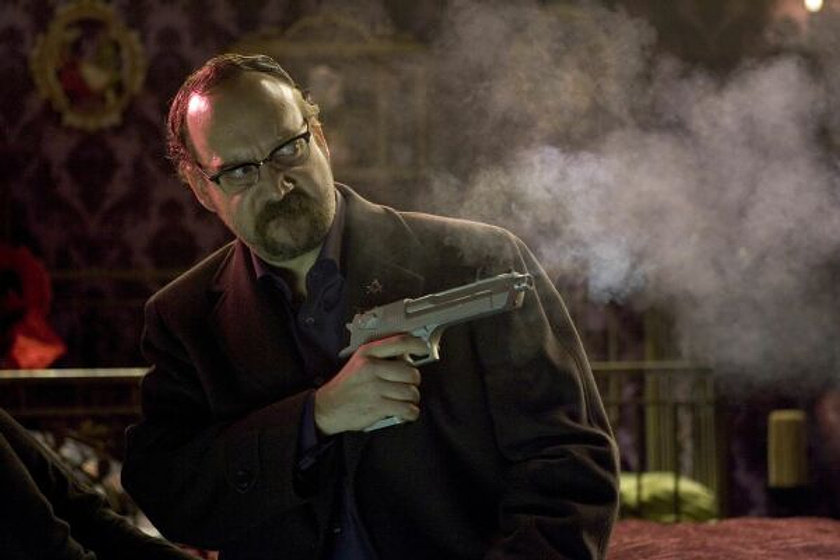 Paul Giamatti en Shoot 'Em Up (En el Punto de Mira)