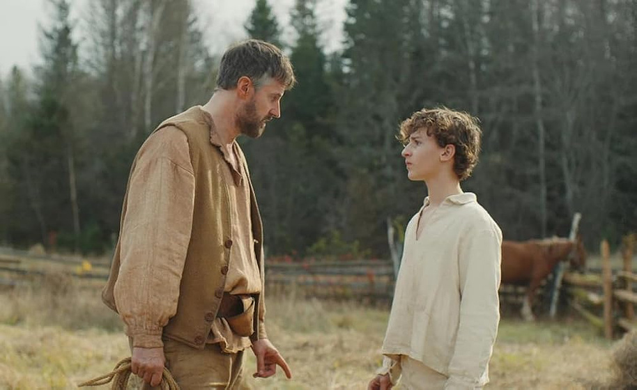 Richard Armitage y Jett Klyne en El Niño del Bosque