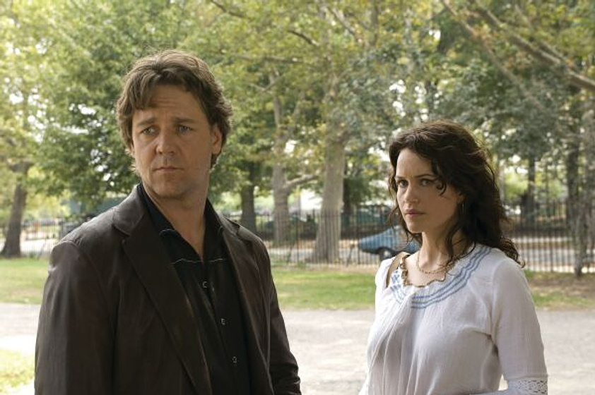 Russell Crowe y Carla Gugino en American Gangster
