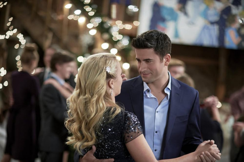 Emily Osment y Ryan Rottman en la-fiesta-de-navidad