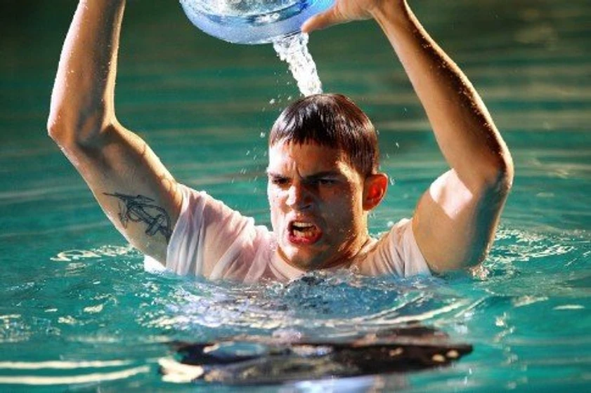 Ashton Kutcher en guardianes-de-altamar