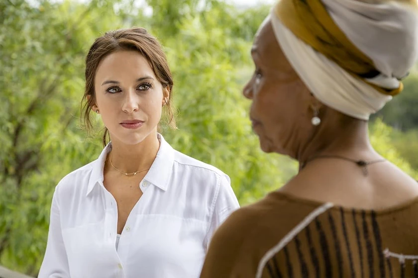 Lacey Chabert y Abigail Kubeka en un-romance-de-safari