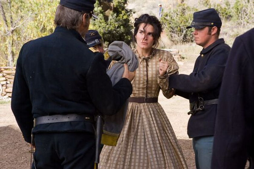 Angie Harmon en Enfrentados