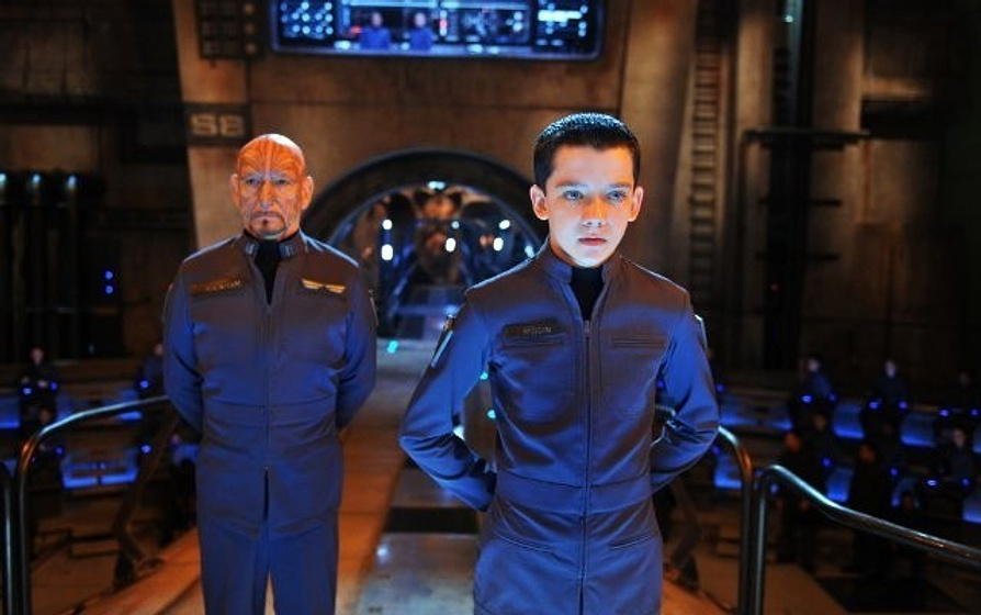 Ben Kingsley y Asa Butterfield en El Juego de Ender