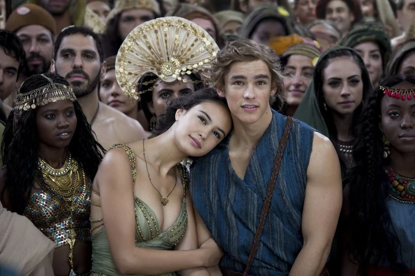 Brenton Thwaites y Courtney Eaton en dioses-de-egipto