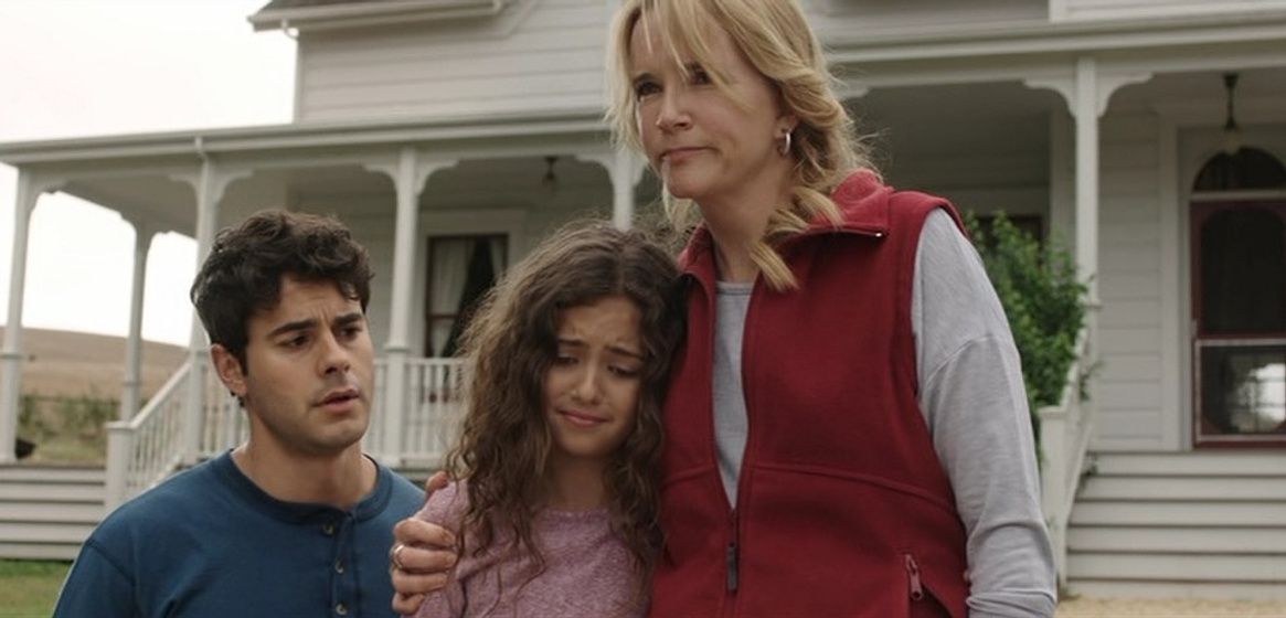 Lea Thompson, Jayson Blair y Annabelle Kavanagh en Criaturas Indefensas