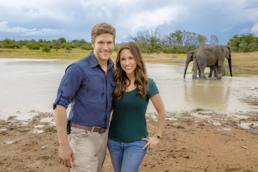 Lacey Chabert y Jon Cor en un-romance-de-safari