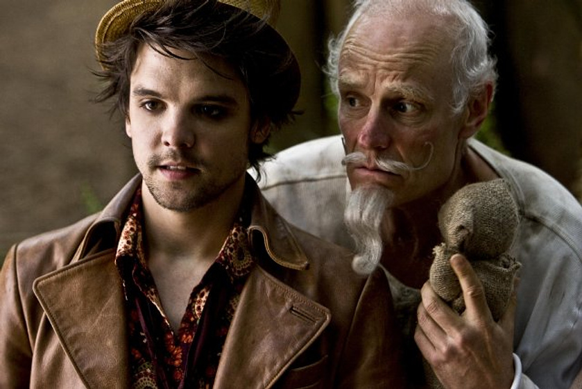 Matt Frewer y Andrew Lee Potts en alice