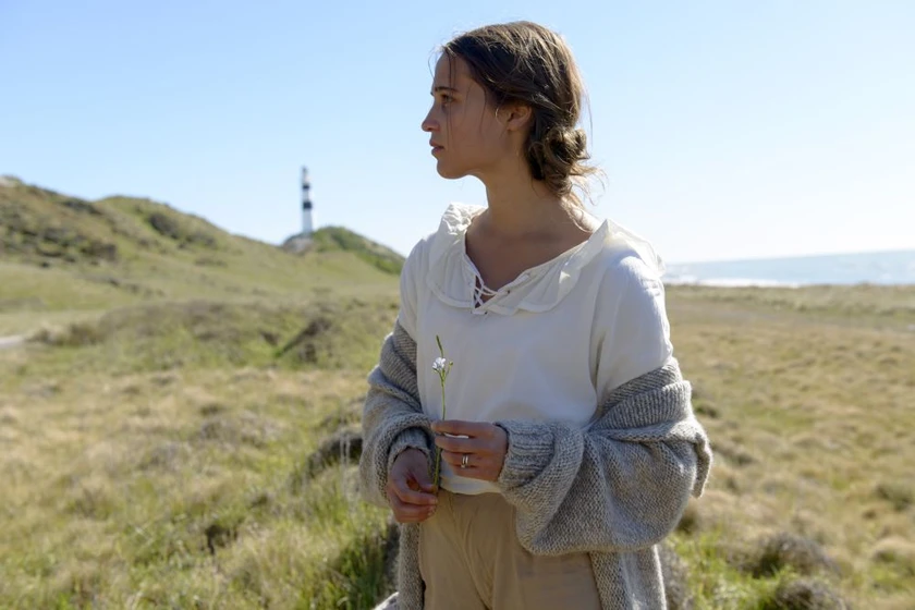 Alicia Vikander en la-luz-entre-los-oceanos