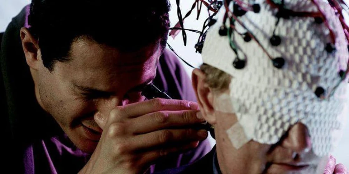 Sasha Roiz en extracted