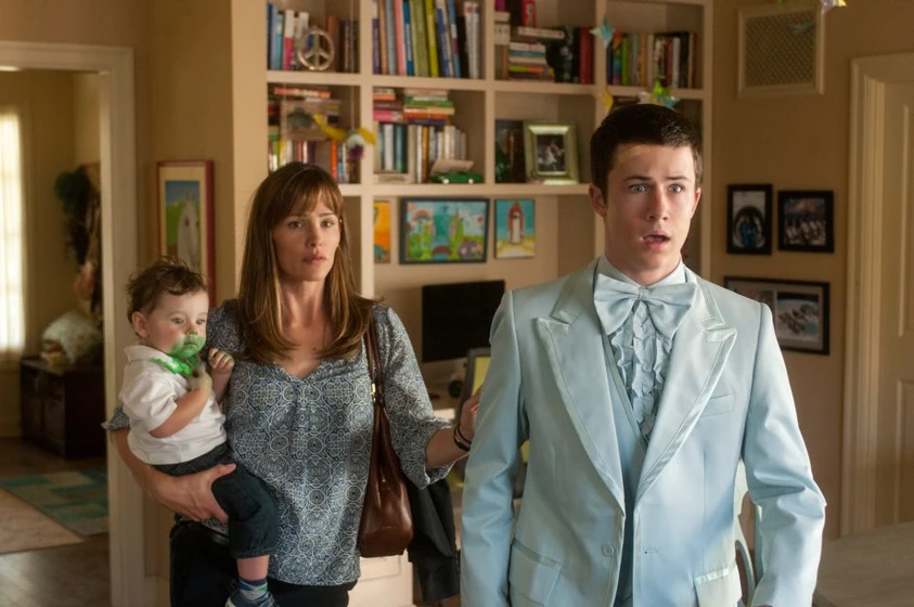 Jennifer Garner y Dylan Minnette en alexander-y-el-dia-terrible-horrible-espantoso-horroroso