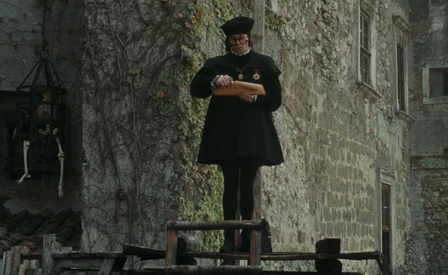 Jeffrey Combs en el-foso-y-el-pendulo